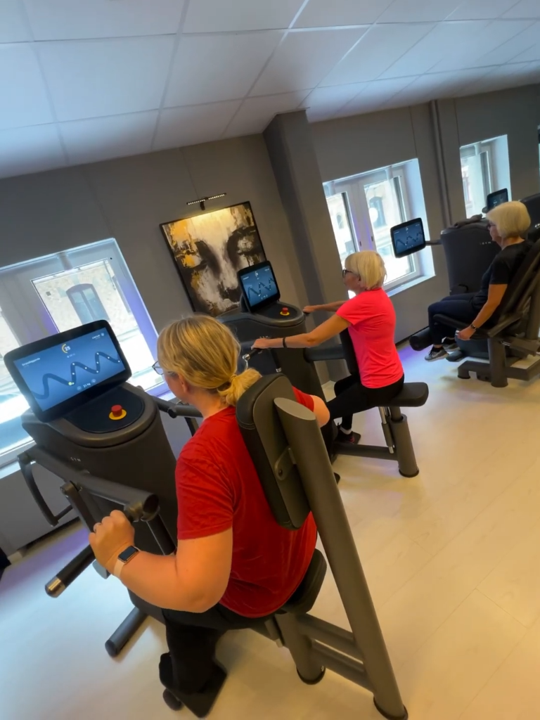 Moderna eGym maskiner i mörk miljö